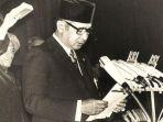 presiden-soeharto-saat-dilantikdisumpah-menjadi-presiden.jpg