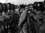 presiden-soekarno-menginspeksi-pasukan-indonesia-di-jakarta.jpg