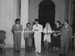 presiden-soekarno-sedang-bersama-menteri-keuangan-sjafruddin-prawiranegara.jpg