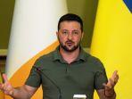 presiden-ukraina-volodymyr-zelensky-berbicara-dengan-perdana-menteri-irlandia-di-horodetsky-house.jpg