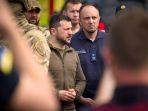 presiden-ukraina-volodymyr-zelensky-bertemu-korban-banjir-bendungan-nova-kakhovka-kherson-kojo.jpg