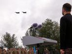 presiden-ukraina-volodymyr-zelensky-melihat-dua-jet-tempur-f-16.jpg
