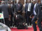 presiden-zimbabwe-robert-mugabe-terpeleset-saat-menuruni-tangga-podium-usai-berpidato_20150205_174458.jpg