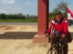 pria-73-tahun-bersepeda-keliling-indonesia_20160823_174921.jpg