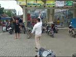 pria-ancam-polisi-dengan-pisau.jpg