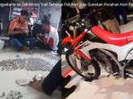 pria-asal-yogyakarta-ini-beli-motor-trail-seharga-puluhan-juta-gunakan-pecahan-koin-rp-1000_20180323_123457.jpg