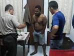 pria-bawa-pisau_20160408_163927.jpg