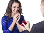 pria-beri-cincin-emas_20160320_182859.jpg