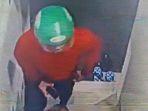 pria-berjaket-merah-terekam-cctv-di-tkp-penemuan-mayat-di-kos.jpg