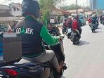 pria-berjaket-ojol-dengan-skuter-matik-mahal_20180805_082146.jpg