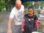 pria-bule-bersama-istrinya-menjual-ayam-bakar-di-thailand.jpg