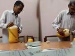 pria-di-india-meludahi-minuman-bosnya_20180531_105741.jpg