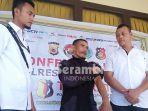 pria-ini-luka-luka-saat-tes-ilmu-kebal-karena-takut-sama-istri-lalu-buat-info-hoaks-hingga-viral.jpg