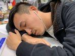 pria-ini-mendadak-tuli-setelah-tidur-dengan-earphone.jpg