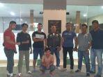 pria-ini-tak-berkutik-ditangkap-tim-paniki-di-kamarnya.jpg
