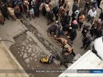 pria-ini-tergeletak-di-jalan-dihujani-batu-oleh-kelompok-isis-dan-warga-lokal_20170329_180934.jpg