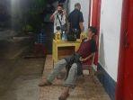 pria-ini-tewas-dalam-kondisi-terduduk-di-depan-toilet-spbu-ditemukan-obat-obatan.jpg