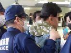 pria-jepang-tanpa-mengenakan-masker.jpg
