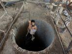 pria-palestina-diturunkan-ke-terowongan-penyelundupan-di-bawah-perbatasan-gaza-mesir.jpg