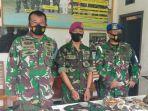 pria-s-tengah-anggota-tni-al-gadungan-diapit-dua-anggota-tni-al.jpg