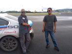 priandhi-satria-kiri-bersama-drifting-nasional-denny-pribadi-kanan.jpg