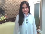 prilly-latuconsina-ditemui-usai-acara-santunan-parfi56_20170621_184241.jpg