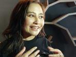 prilly-latuconsina-sembari-tertawa-di-kawasan-setiabudi.jpg