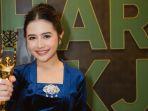 prilly-latuconsina-seusai-menerima-penghargaan-ikj-2024.jpg