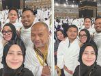 prilly-latuconsina-umrah-bersama-keluarga-dan-karyawannya.jpg