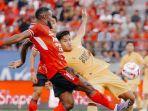 privat-mbarga-sedang-menendang-bola-di-laga-bali-united-vs-semen-padang.jpg