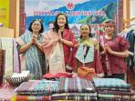 produk-kain-tenun-dari-kabupaten-toba-dipamerkan-dalam-pameran-inacraft-2024-di-jcc.jpg