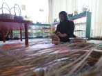 produksi-anyaman-rotan-penyandang-disabilitas-di-kualakapuas_20230525_060335.jpg