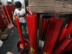 produksi-lilin-imlek-rame-pesanan_20150213_104234.jpg