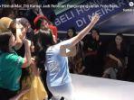 promo-film-di-mal-titi-kamal-jadi-rebutan-pengunjung-untuk-foto-bersama.jpg