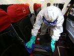proses-disinfektan-di-pesawat-airasia.jpg