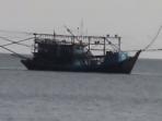 proses-evakuasi-24-nelayan-luar-kalsel-yang-kapalnya-dibakar-massa_20160701_133630.jpg