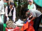 proses-evakuasi-jenazah-angeline-di-belakang-rumahnya_20150613_125529.jpg