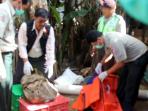 proses-evakuasi-jenazah-engeline-di-belakang-rumahnya-di-denpasar_20150625_133822.jpg