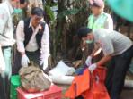proses-evakuasi-jenazah_20150610_165934.jpg