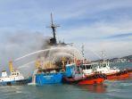 proses-evakuasi-kapal-pengangkut-pupuk-mv-abusamah.jpg