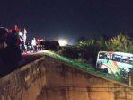 proses-evakuasi-kecelakaan-bus-rosalia-indah-dengan-truk-pengangkut-beras.jpg