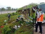 proses-evakuasi-kendaraan-yang-mengalami-kecelakaan-di-tol-cipali-kilometer-107800.jpg