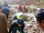 proses-evakuasi-korban-longsor-di-karangkobar-banjarnegara_1_20141213_115658.jpg