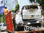 proses-evakuasi-mobil-crv-yang-terjun-ke-jurang_20181015_102342.jpg