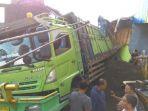proses-evakuasi-truk-tronton-yang-mengalami-rem-blong-lalu-menabrak-rumah-di-gekbrong.jpg