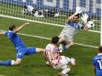 proses-gol-mario-mandzukic-ke-gawang-gawang-buffon_20150613_182353.jpg