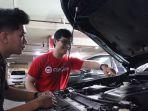 proses-inspeksi-mobil-bekas-oleh-tim-inspektor-caroline.jpg