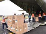 proses-muat-bantuan-alat-kesehatan-yang-akan-dikirim-ke-sumatera-ke-dalam-hercules-t.jpg