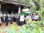 proses-pemakaman-seorang-warga-desa-karanganyar-kecamatan-pule-yang-meninggal-dunia.jpg