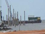 proses-pemancangan-tiang-beton-di-pelabuhan-internasional-kijing.jpg